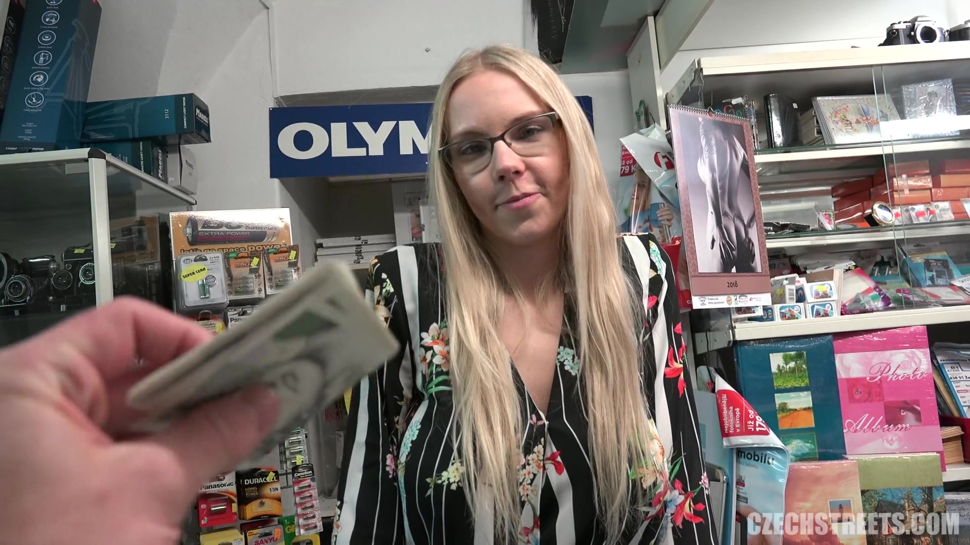 Красивая чешка блондинка в очках согласилась за деньги пройти порно кастинг в чешском хардкорном сексе
