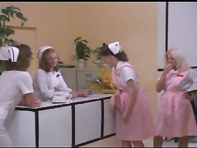 Медсестры совращают на жаркую еблю врачей и пациентов в ретро порно фильме