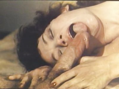 Усатый трахарь обучает зрелую бабенку прелестям секса во все дырки в ретро порно фильме