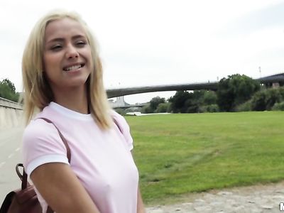Блондинистая чешская порно красотка смачно отсосала пикаперу на улице за деньги перед еблей