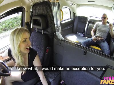 Блондинистая порно таксистка нимфоманка принимает кривой хуй пассажира в манду
